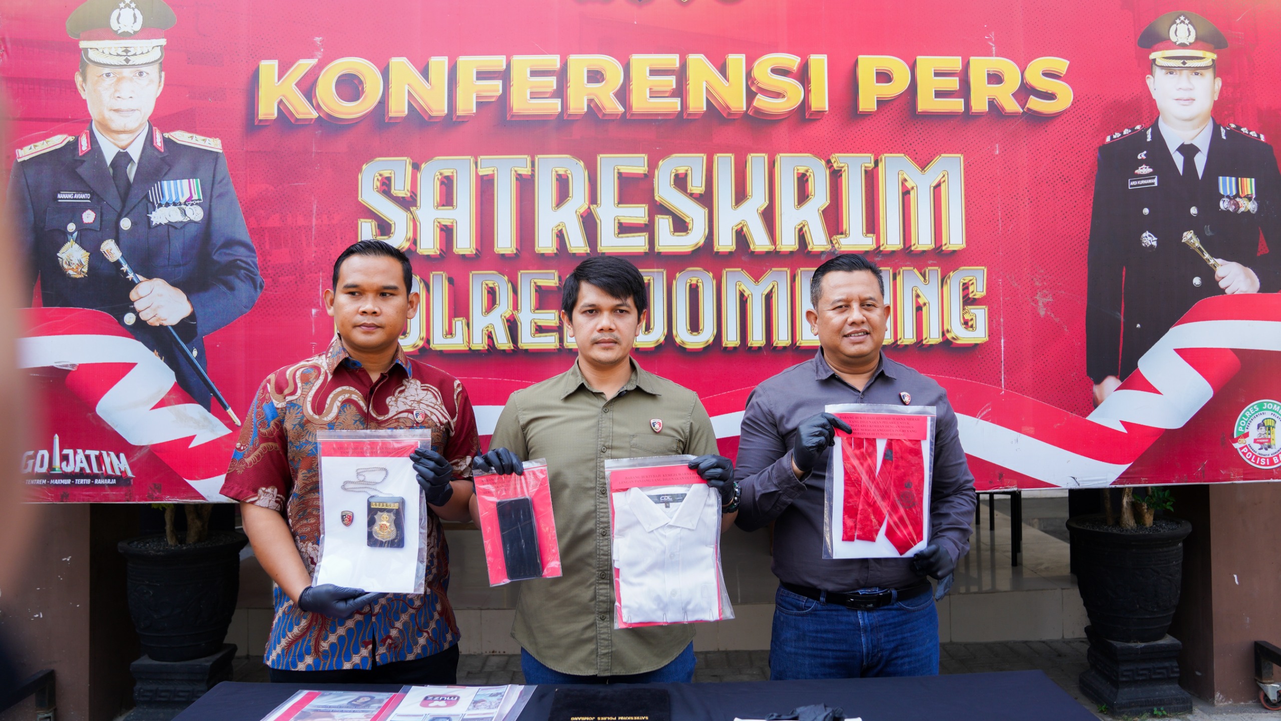 Satreskrim Polres Jombang Ringkus Pelaku Love Scamming di Lampung
