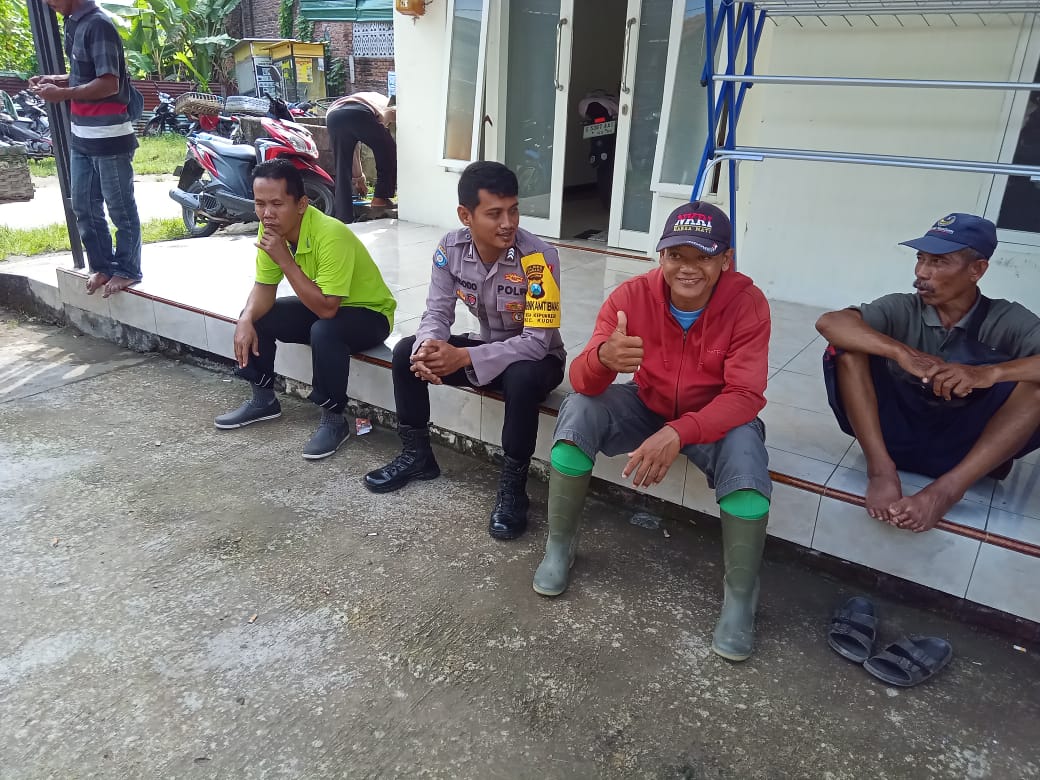 Polsek Kudu Sampaikan Himbauan Kamtibmas Door to Door Rumah Warga Serta Jalin Silaturahmi