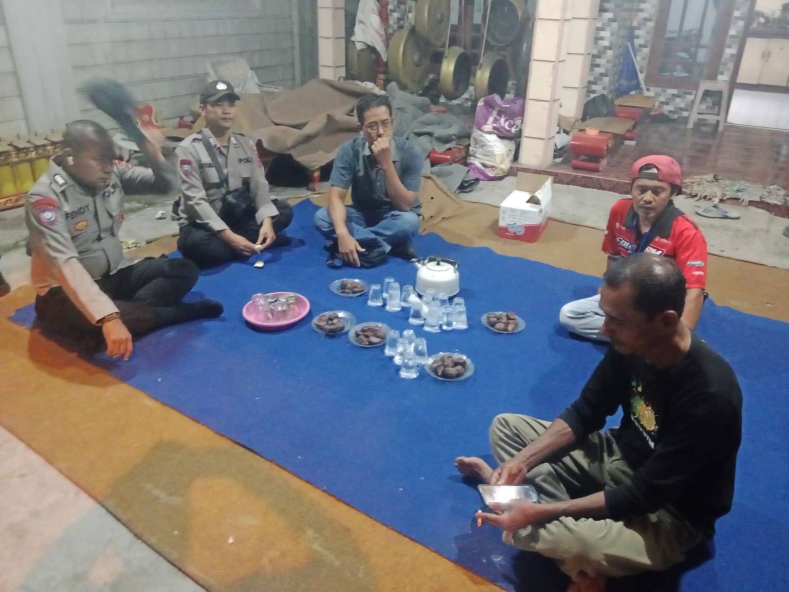 Ngopi Bareng Warga, Pak Bhabin Ajak Masyarakat Binaan Jaga Kamtibmas