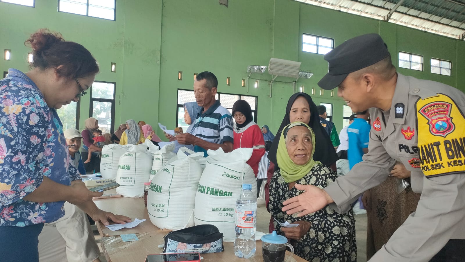 Kanit Binmas Polsek Kesamben Dampingi Penyaluran Bantuan Pangan di Desa Kedungbetik