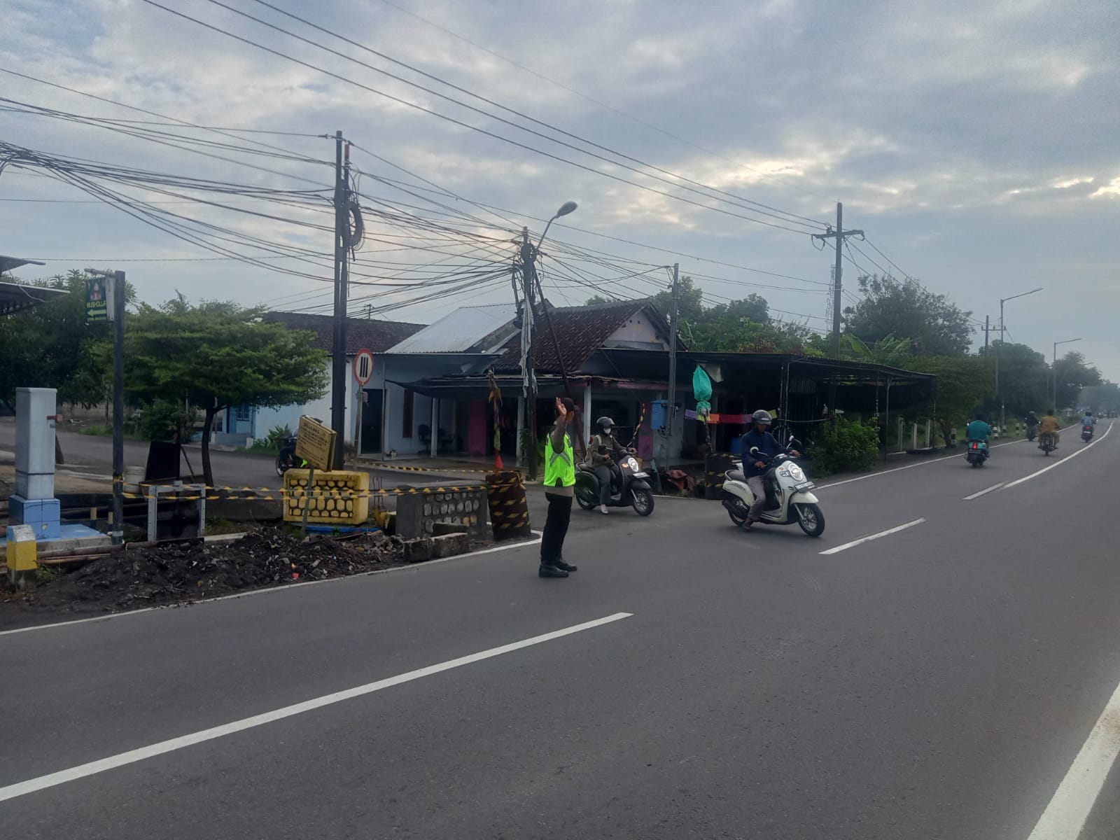 Polsek Kudu Melaksanakan Penyebrangan dan Pengaturan Arus lalu lintas disimpang empat Pasar Tapen