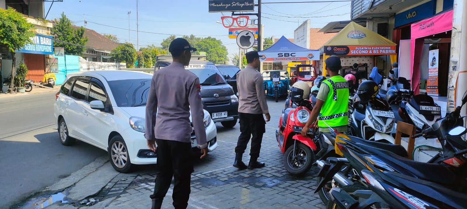 Personil Polsek Ngoro Melaksanakan Giat Patroli Harkamtibmas dan Dialogis dengan warga