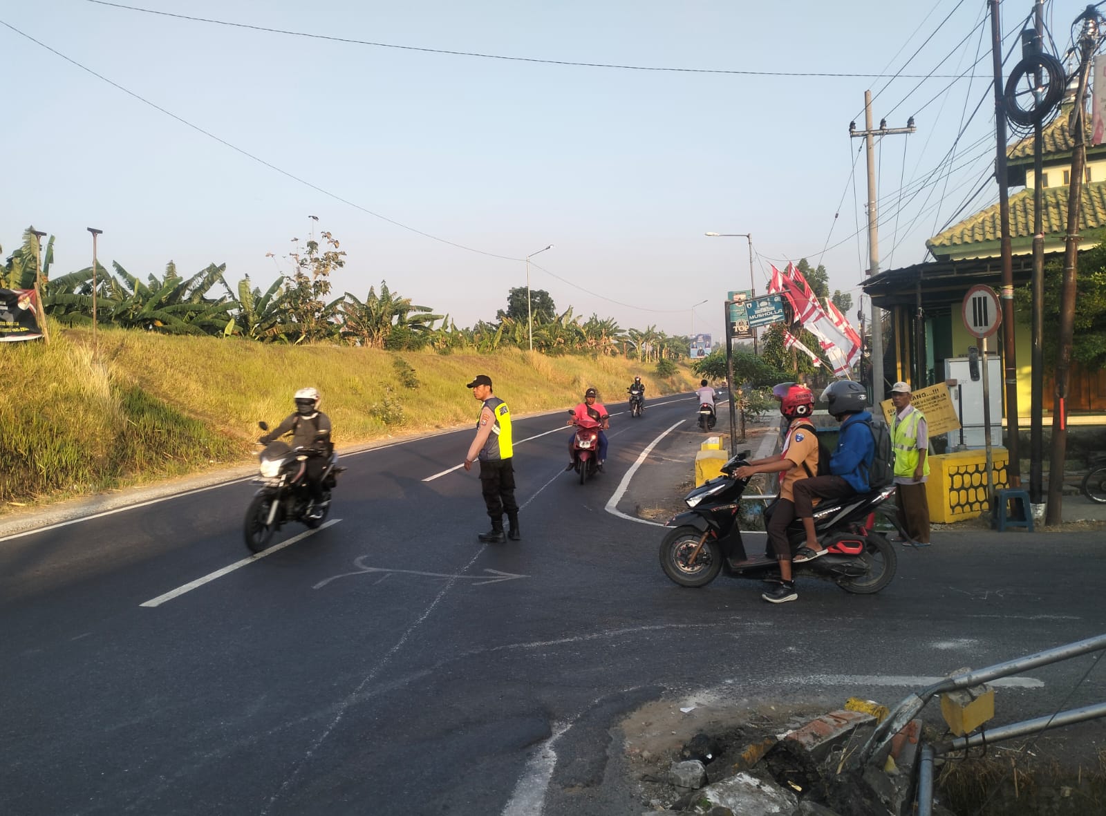 Kring Pagi Polsek Kudu Berikan Pelayanan Kepada Masyarakat Secara Langsung dan Mencegah Terjadinya Lakalantas