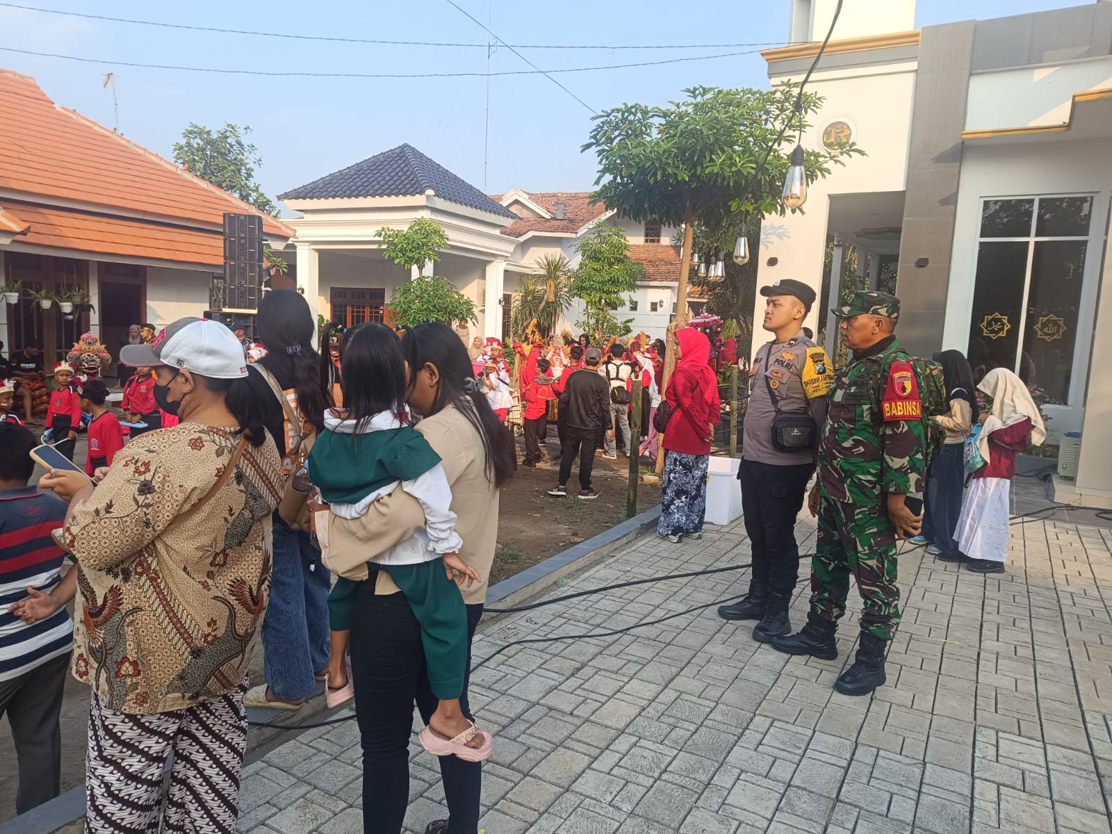 Bhabinkamtibmas desa sembung siap amankan pawai budaya di desa binaanya