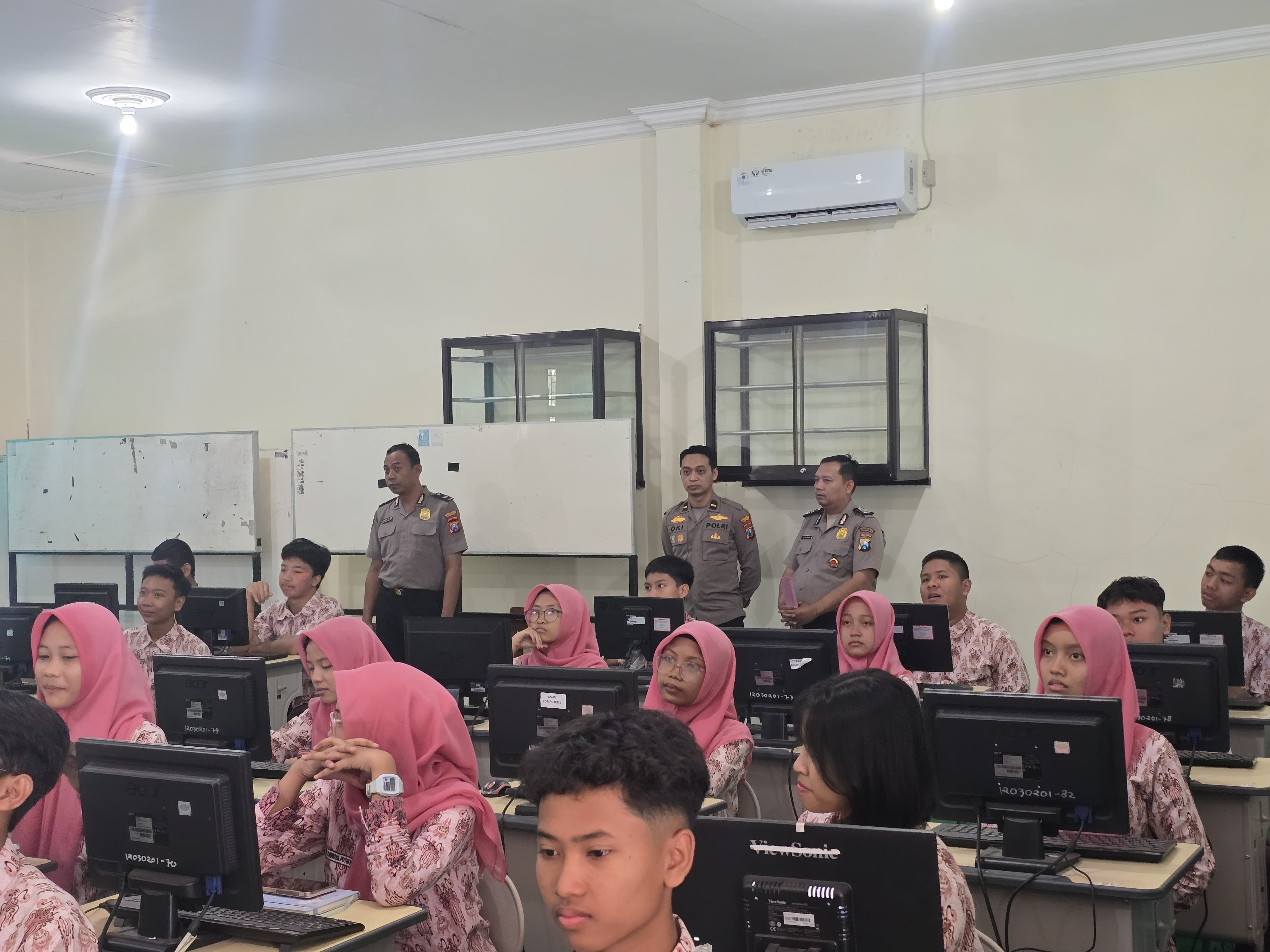 Perkembangan teknologi kecerdasan buatan atau artificial intelligence (AI) yang semakin pesat memberikan berbagai kemudahan dalam kehidupan, termasuk di bidang pendidikan. Namun, di balik beragam manfaat tersebut, pemanfaatan AI juga memiliki sejumlah risiko yang perlu dipahami, khususnya oleh generasi muda sebagai pengguna teknologi yang semakin aktif.  Menyikapi perkembangan tersebut, Polres Jombang memberikan pembelajaran dan edukasi “Paham AI” kepada para siswa SMAN 2 Jombang Jalan Wahidin S