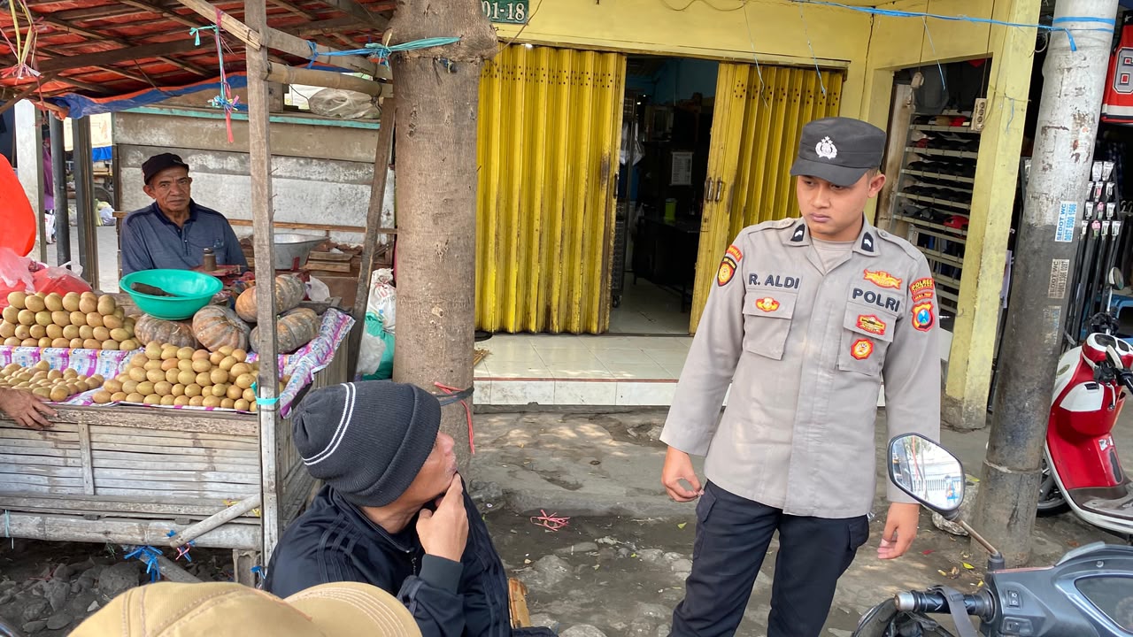 Personil Polsek Ngoro Laksanakan Patroli Pasar Ngoro