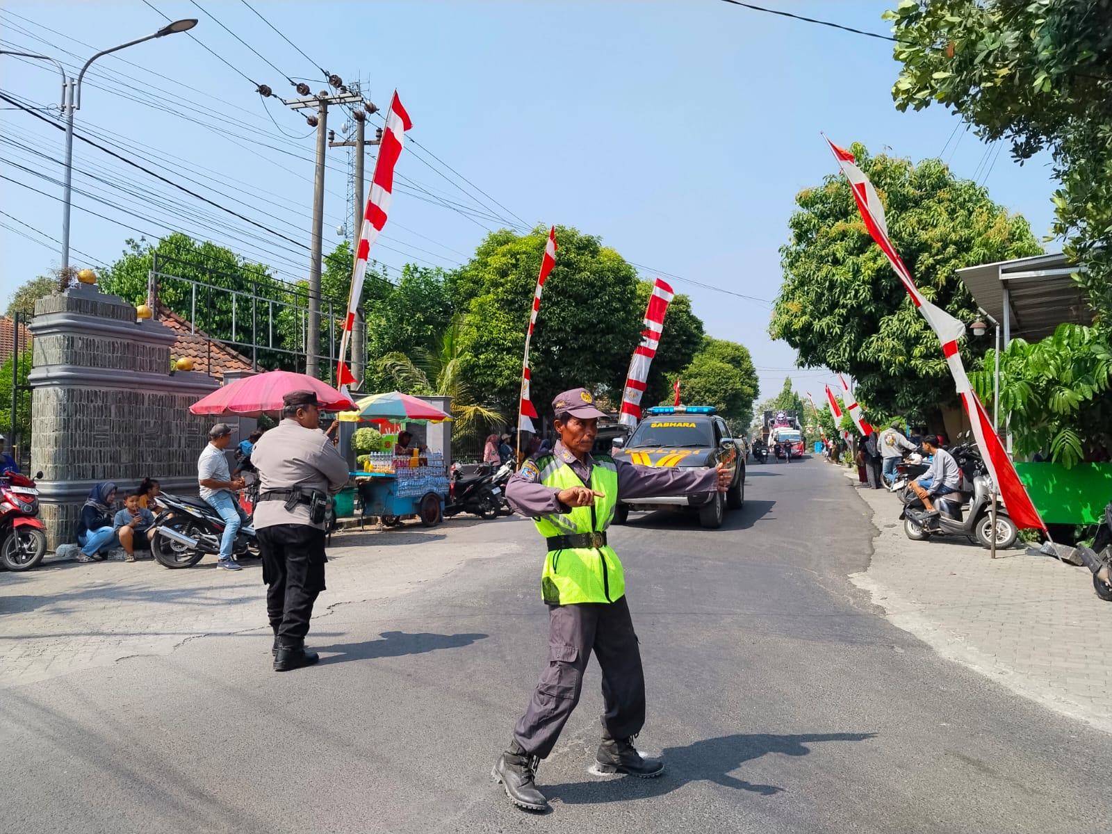 Polsek Kesamben Amankan Karnaval HUT Ke-81 RI di Desa Kesamben, Pastikan Perayaan Berlangsung Aman dan Lancar