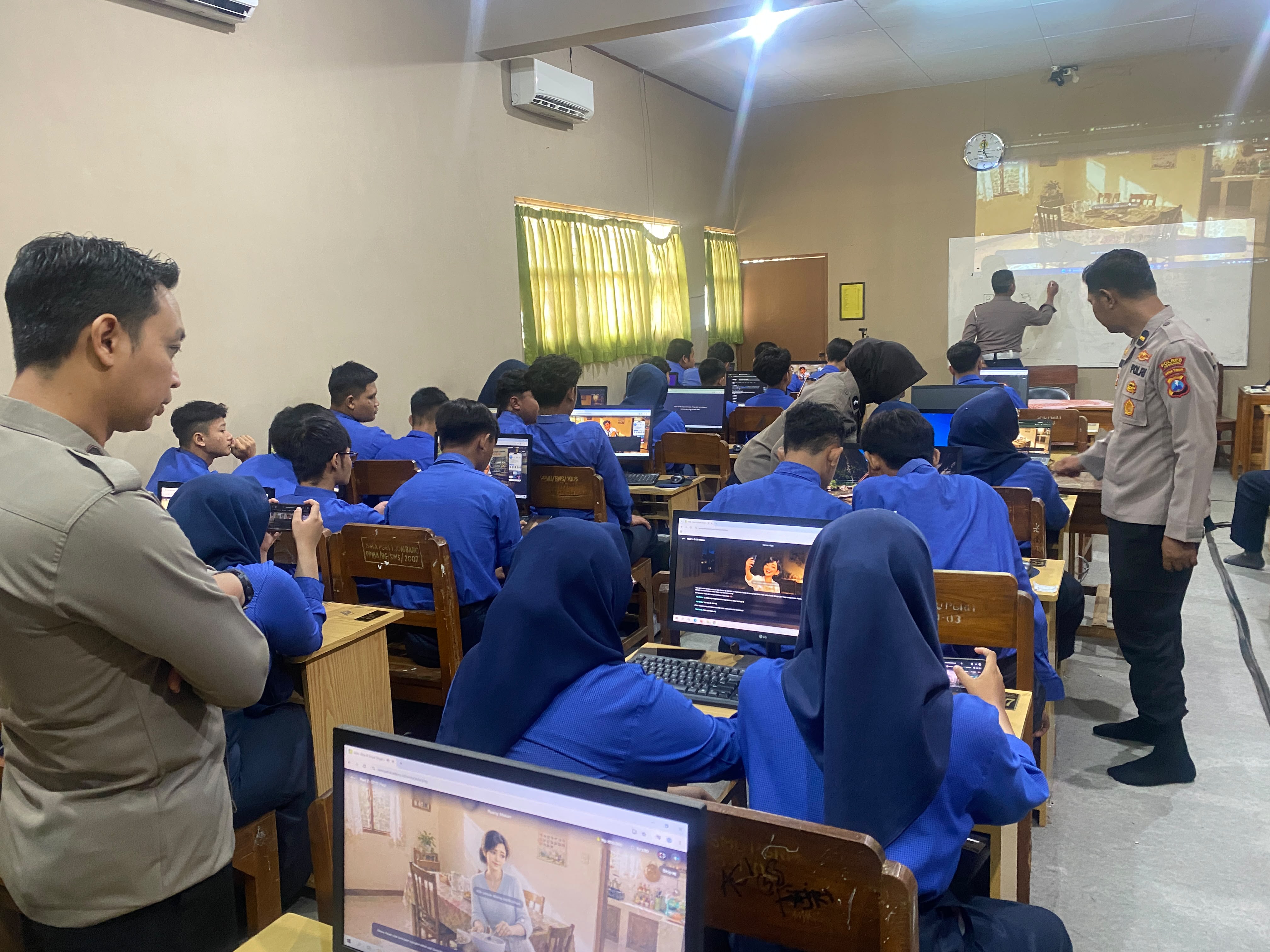Polres Jombang Sosialisasikan Pemanfaatan AI Secara Bijak kepada Pelajar SMA PGRI 1 Jombang