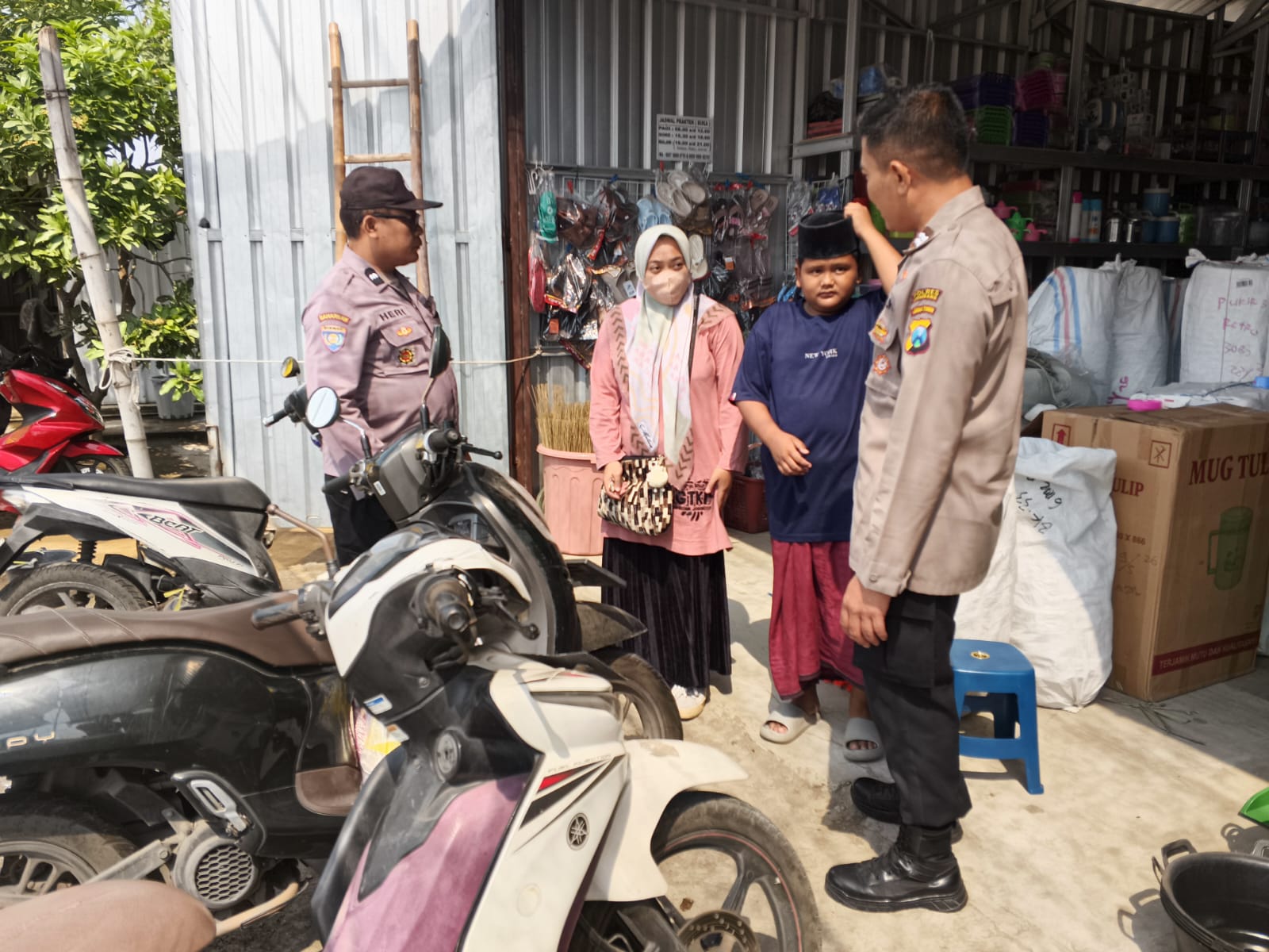 Patroli Harkamtibmas Anggota SPKT Polsek Jogoroto Memberi Himbauan Kamtibmas Dan Antisipasi Gangguan Kamtibmas Kepada Warga Masyarakat