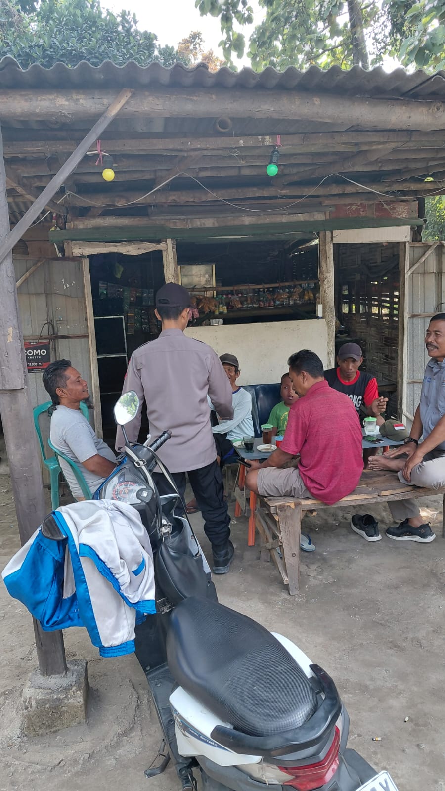 Aiptu Fauzan Ngopi Bersama Warga Randuwatang Serta Sampaikan Himbauan Kamtibmas