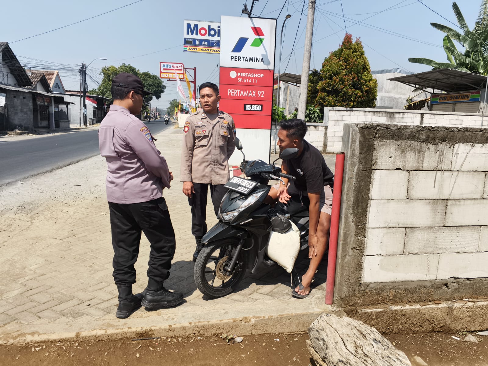 Regu Patroli Polsek Jogoroto Memberikan Himbauan Keselamatan Berlalu-lintas kepada Warga Masyarakat