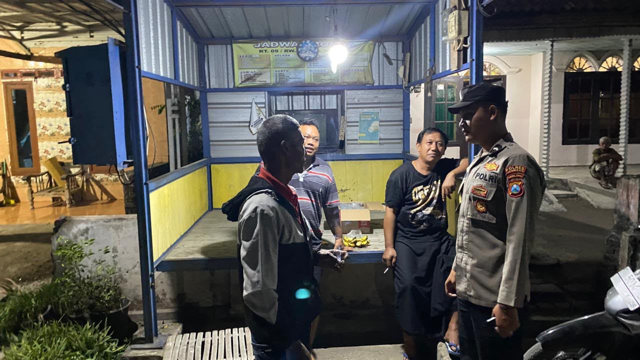 Sambangi Pos Kamling, Berikan Motivasi Warga