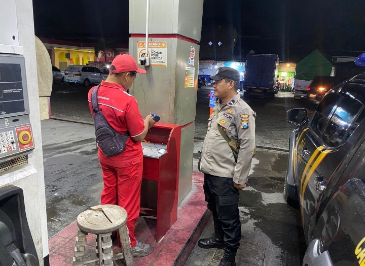 Patroli harkamtibmas malam hari di SPBU Perak cegah kejahatan dan gangguan keamanan lainnya