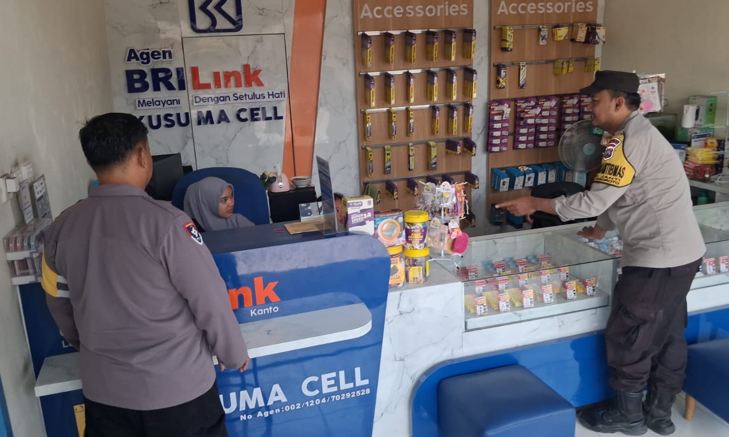 Patroli Harkamtibmas Siang Hari Regu Patroli Polsek Jogoroto Sambangi Obyek Pertokoan Sekaligus Memberi Himbauan Antisipasi Gangguan Kamtibmas Kepada Penjaga Toko