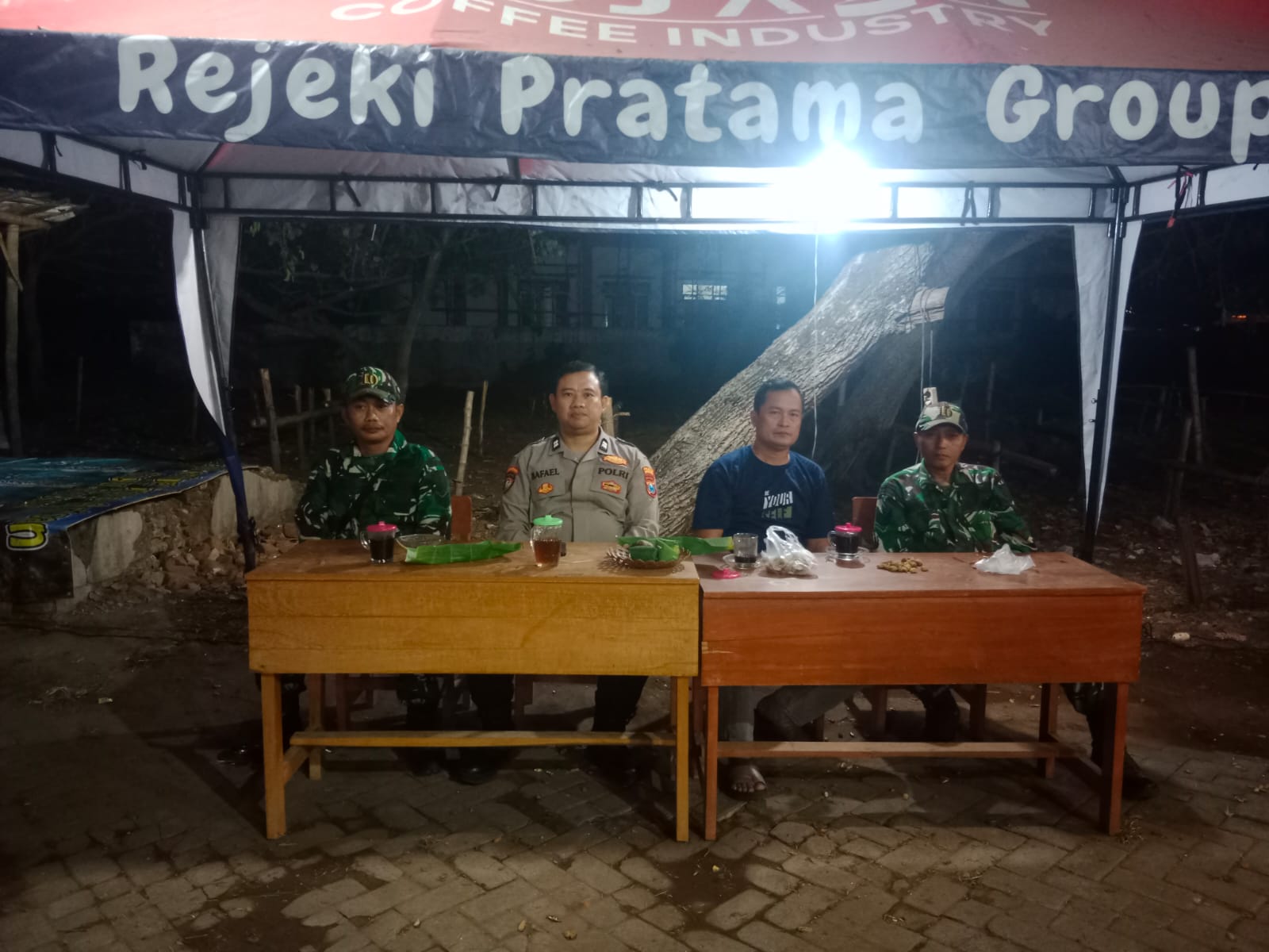 Anggota Polsek Mojoagung Laksanakan Pengamanan Bola Voli Gambiran Cup