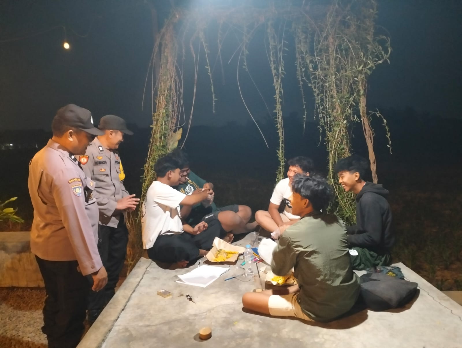 Guna Mengantisipasi Adanya Gangguan Kamtibmas Di Desa Binaanya Petugas Patroli SPKT Polsek Jogoroto Memberi Himbauan Kepada Para Pemuda