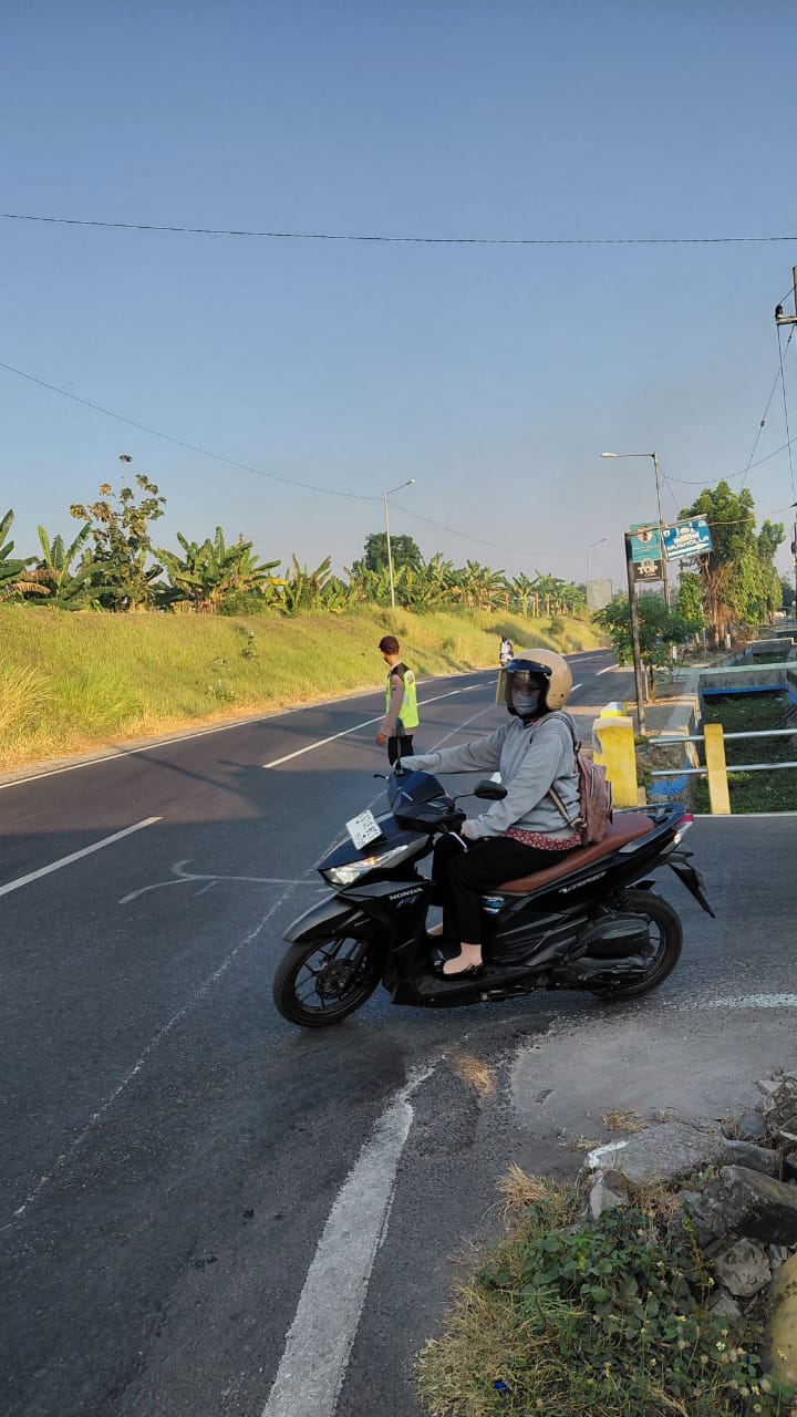 Polsek Kudu Giat Penyebrangan dan Pengaturan Arus Lalu Lintas di Simpang Jalan