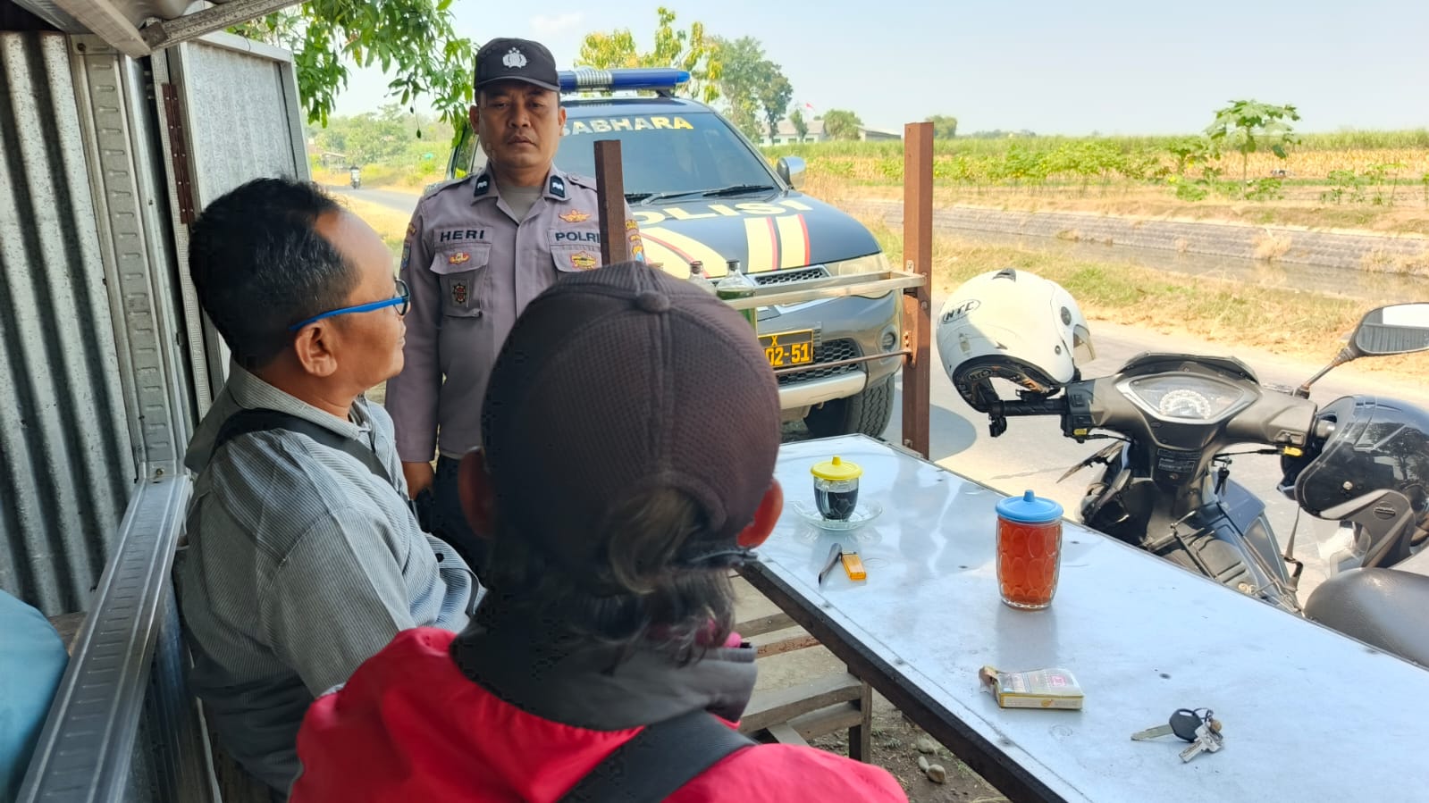 Unit SPKT Polsek Jogoroto Patroli Harkamtibmas Serta Dialogis Kamtibmas Dengan Warga Masyarakat Yang Berada Di Warung Kopi