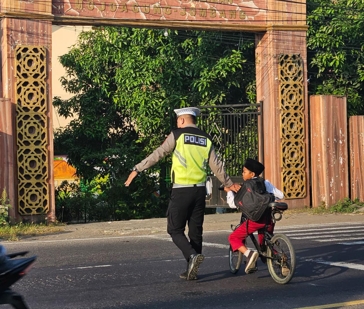 Giat Kring Pagi Membantu Penyebrangan Anak Sekolah