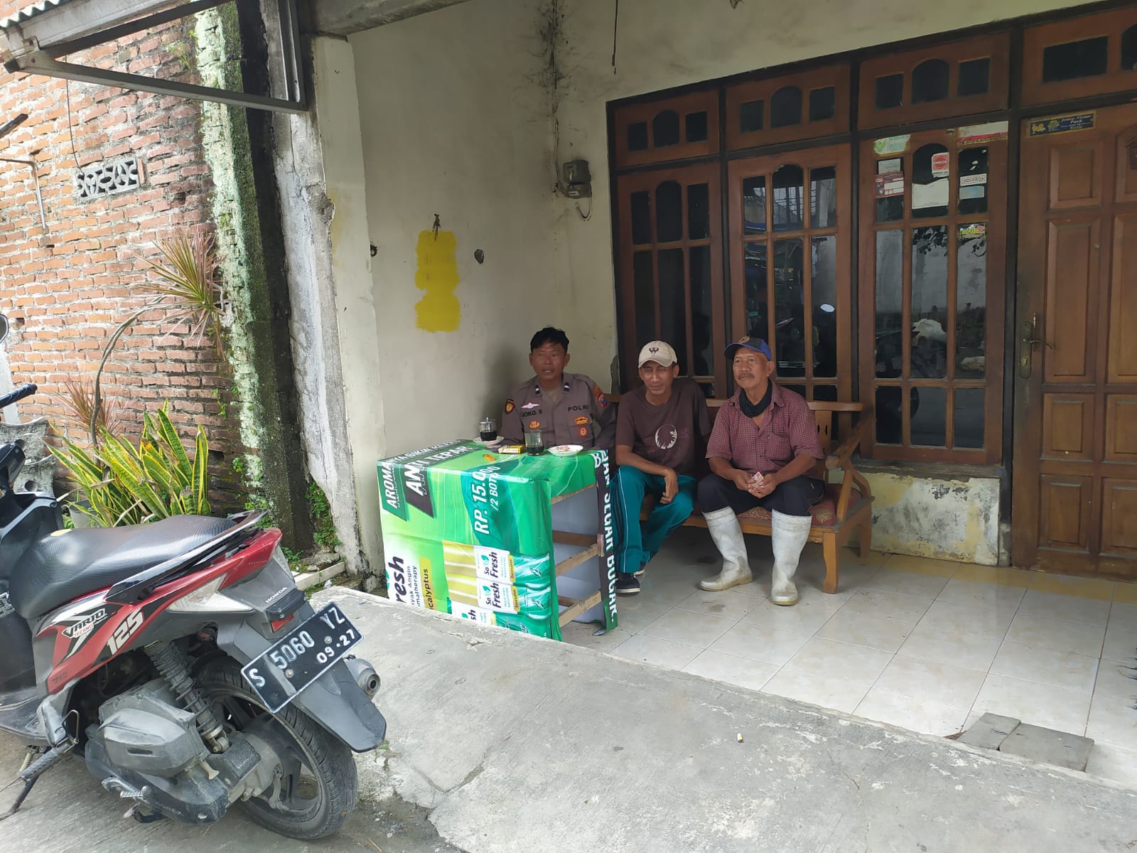 Aipda Joko Sambang Rumah Warga Guna Jalin Silaturahmi Serta Sampaikan Himbauan Kamtibmas
