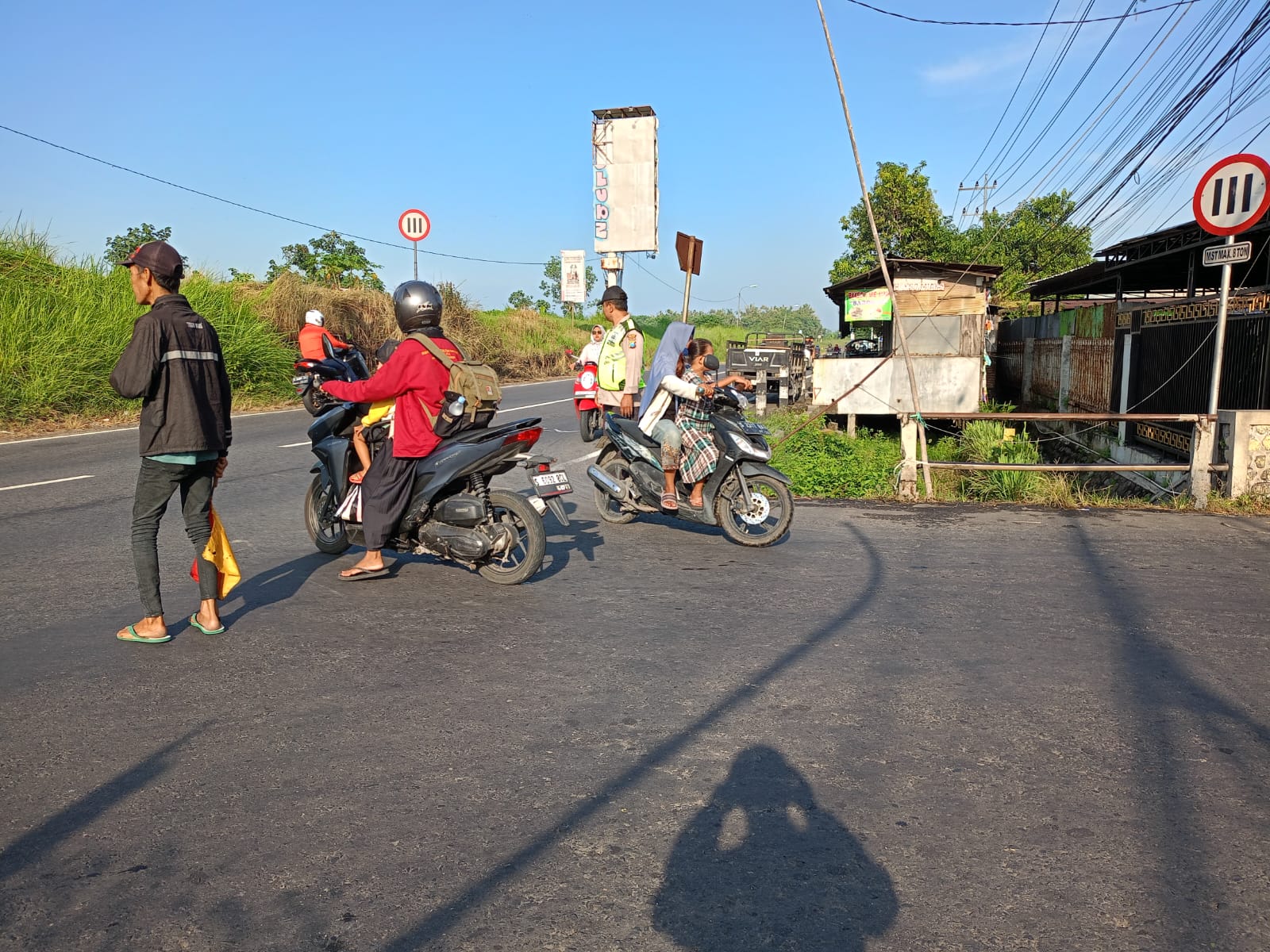 Polsek Kudu Giat Pengaturan Jalan, Berikan Rasa Aman Bagi Warga Yang Beraktifitas