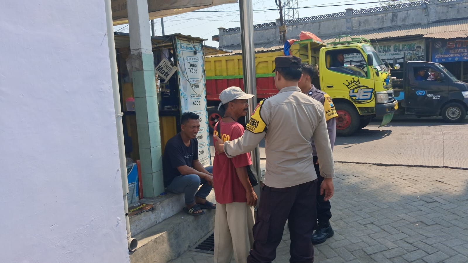 Jaga Kamtibmas Anggota Polsek Jogoroto Patroli Sambang Pemukiman Serta Dialogis Kamtibmas Dengan Warga Masyarakat Agar Selalu Waspada Terhadap Pelaku Kejahatan