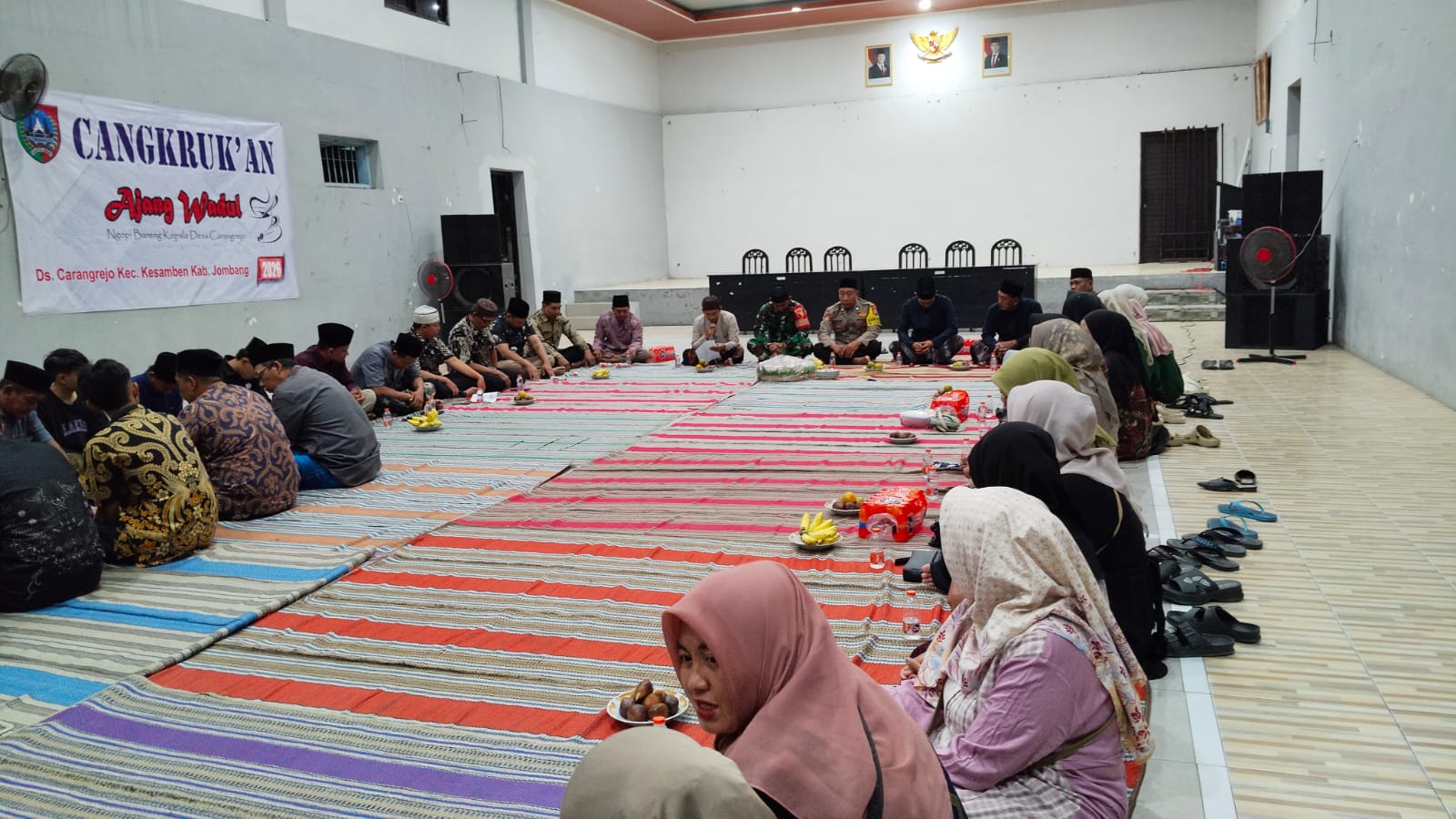 Tingkatkan Kebersamaan, Bhabinkamtibmas Carangrejo Ikuti Giat Doa Bersama HUT RI ke-81 dan HUT Desa ke-105