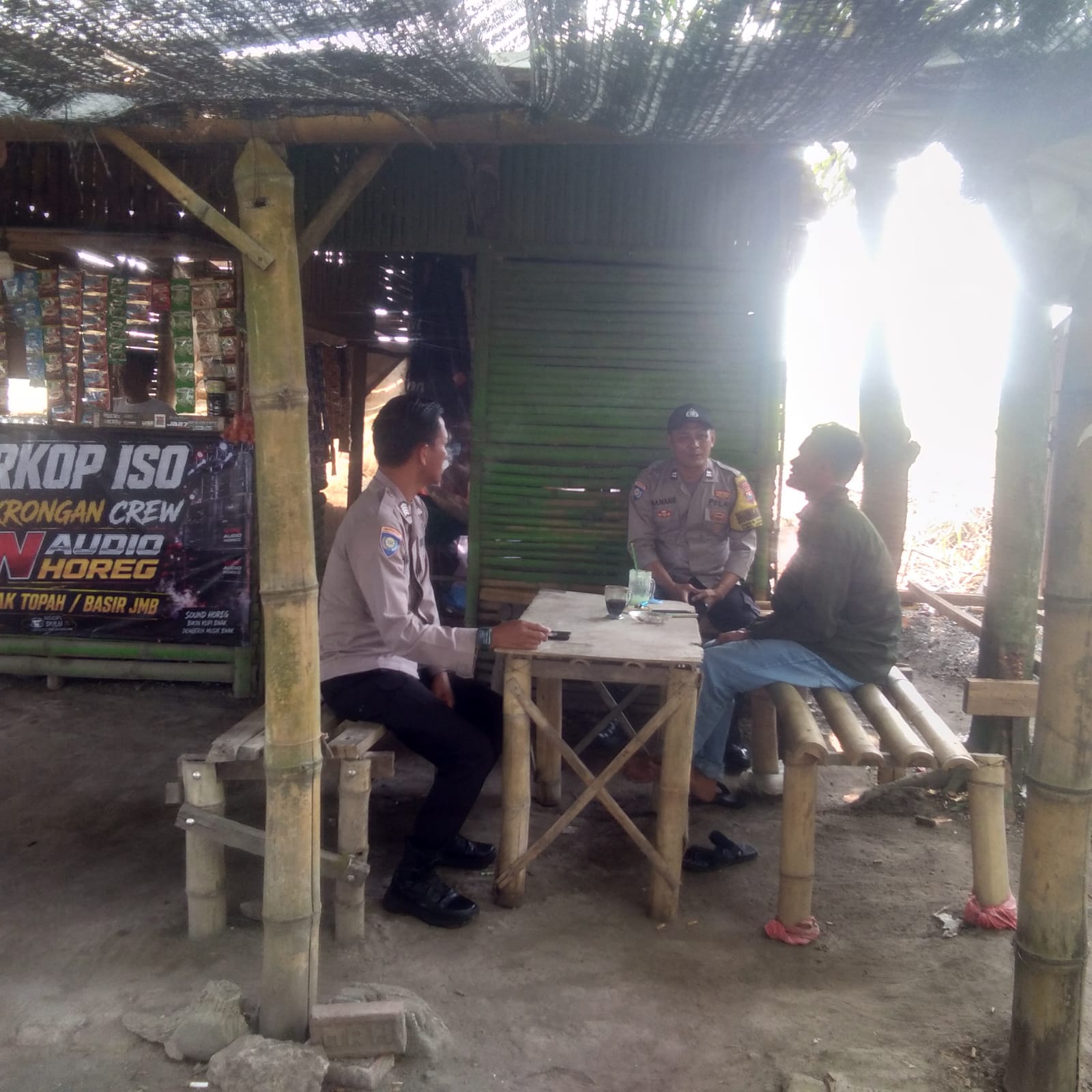 Patroli Harkamtibmas Siang Hari Regu Patroli Polsek Jogoroto Dialogis Kamtibmas Dengan Warga Masyarakat Yang Berada Di Warung Kpi