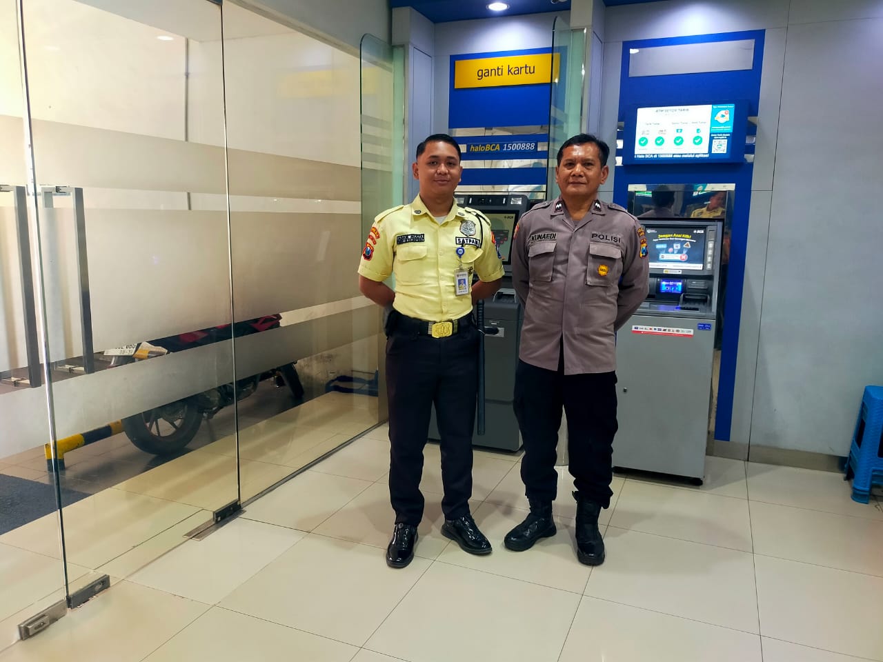 Anggota Polsek Mojoagung Polres Jombang Polda Jatim melaksanakan giat patroli Dialogis di Perbankan serta toko emas yang berada di Mojoagung Kab. Jombang