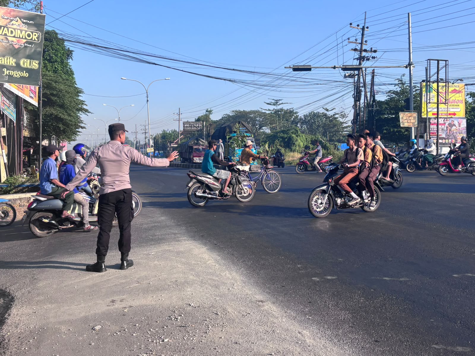 Anggota Polsek Mojoagung Polres Jombang Polda Jatim melaksanakan giat kring pagi pengaturan lalu lintas di simpul jalan Kec. Mojoagung Kab. Jombang