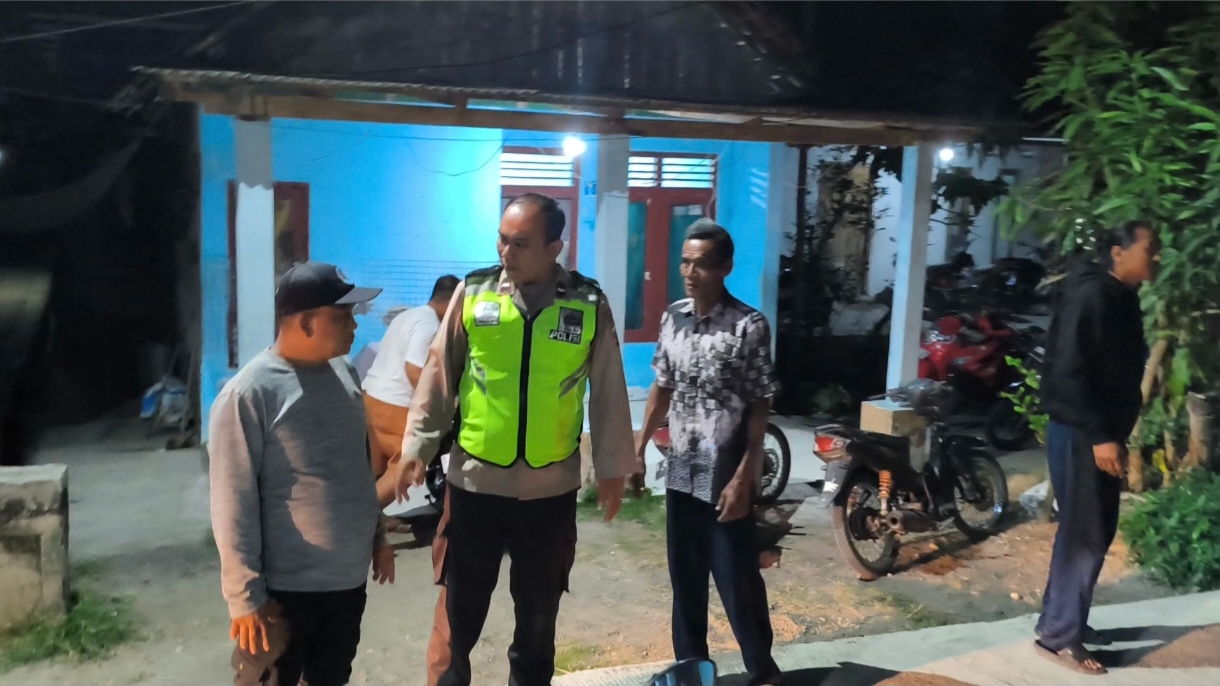 Patroli ke rumah warga Polsek Ngusikan himbau keluar rumah kunci pintu