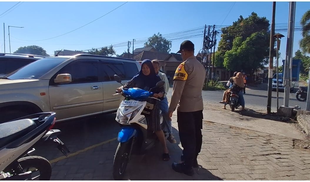 Unit SPKT Polsek Jogoroto Memberikan Himbauan Keselamatan Berlalu-lintas kepada Warga Masyarakat