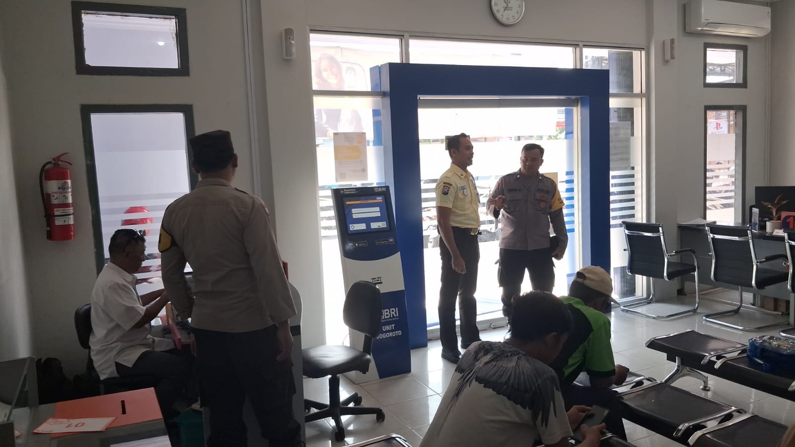 Personil Polsek Jogoroto Gelar patroli Sambangi ATM BANK BRI Unit Jogoroto Serta Dialogis Kamtibmas Bersama Nasabah