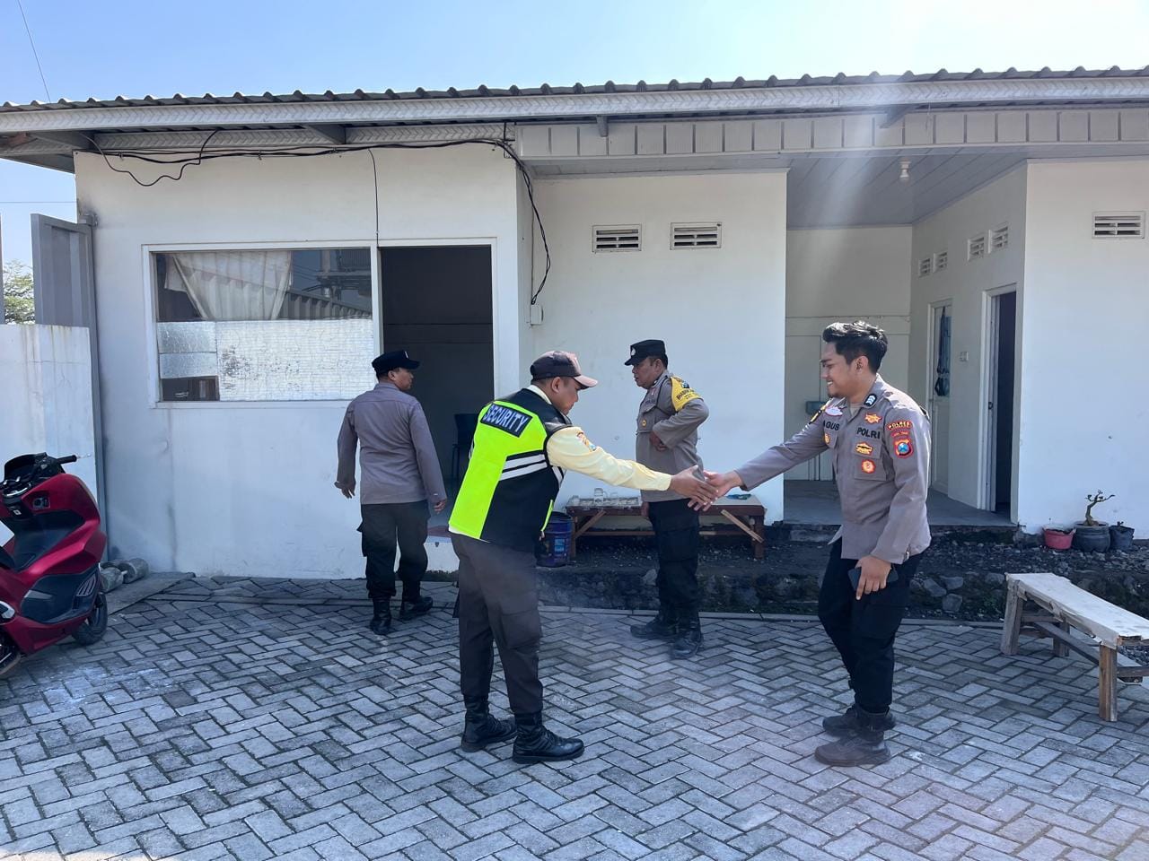 Polsek Kabuh Gelar Patroli Dialogis di PT Adira