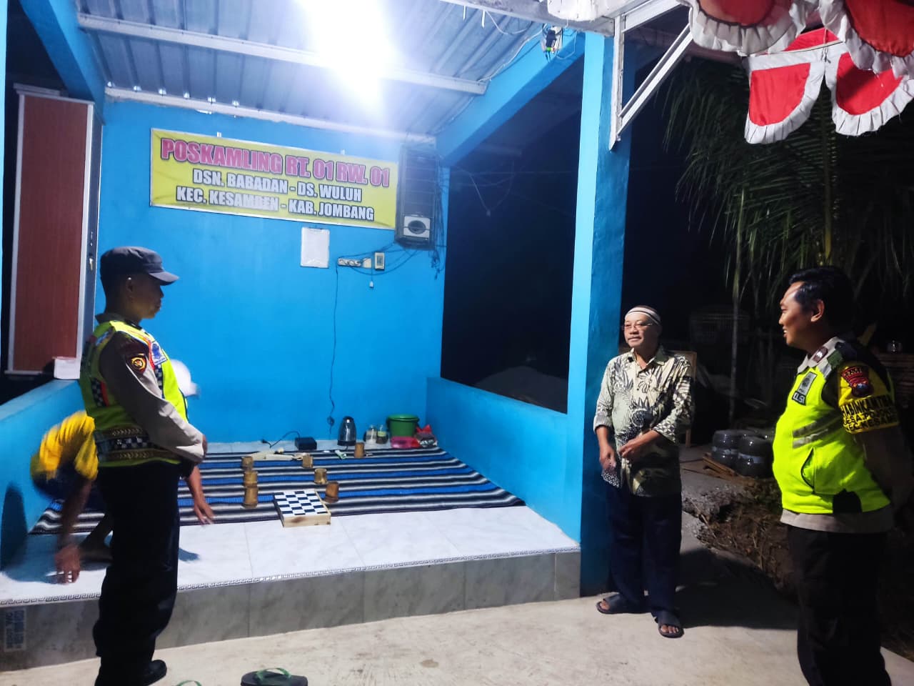 Sinergi Keamanan, Piket Polsek Kesamben Patroli ke Pos Ronda Desa Wuluh