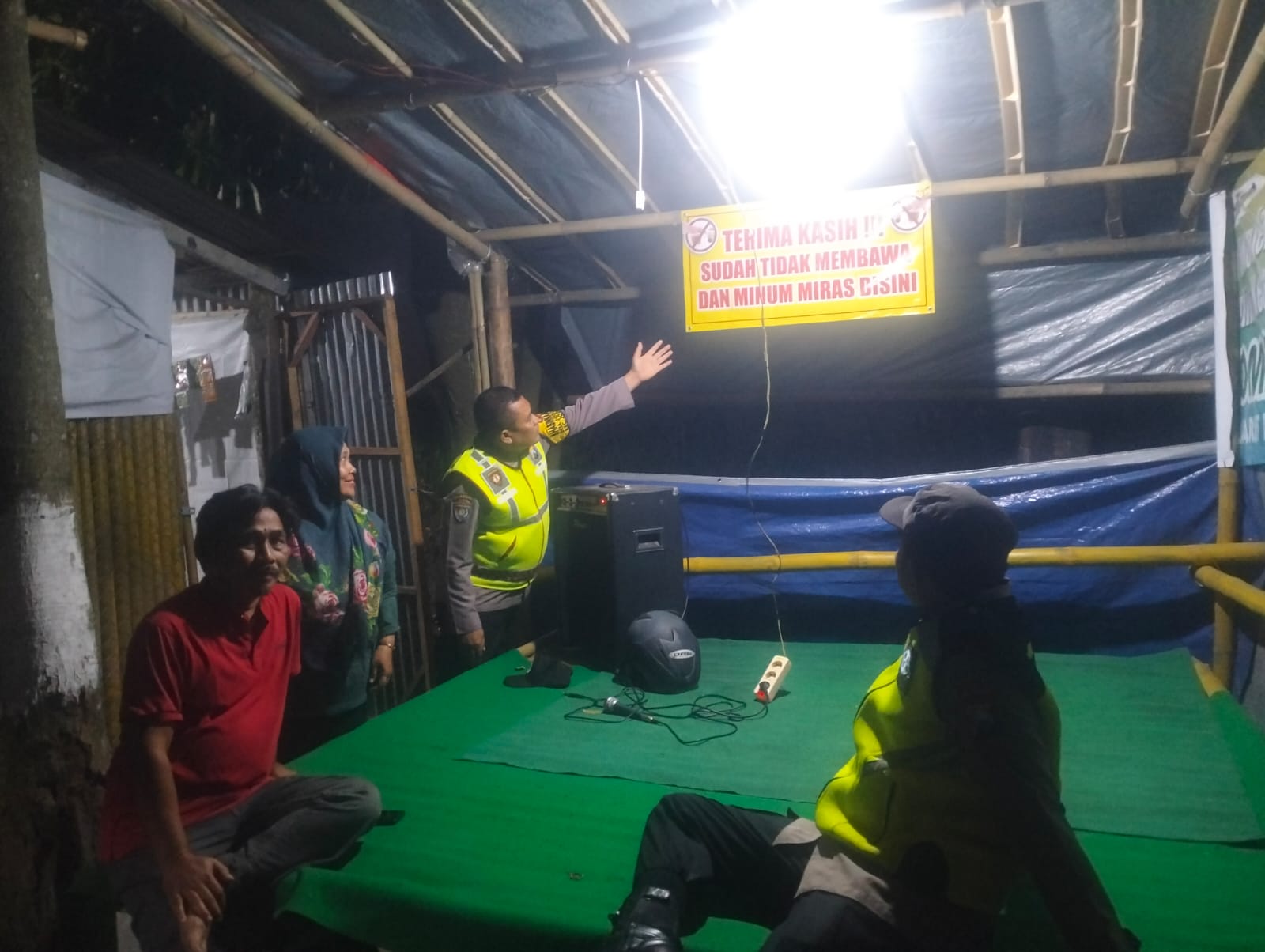 Patroli Malam Hari Anggota SPKT Polsek Jogoroto Sambang Poskamling Serta Dialogis Kamtibmas Dengan Warga Masyarakat