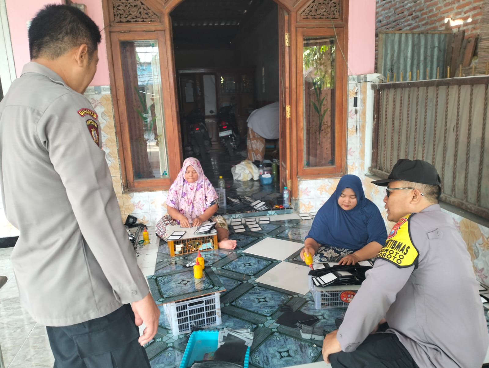 Polsek Jogoroto Gelar Patroli Mobiling Sambang Pemukiman Seta Dialogis Dengan Warga Masyarakat