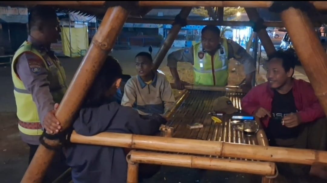 Uit SPKT Polsek Jogoroto Melaksanakan Patroli Sepertigamalam Samabang Pemukiman Serta Dialogis Kamtibmas Bersama Warga Masyarakat