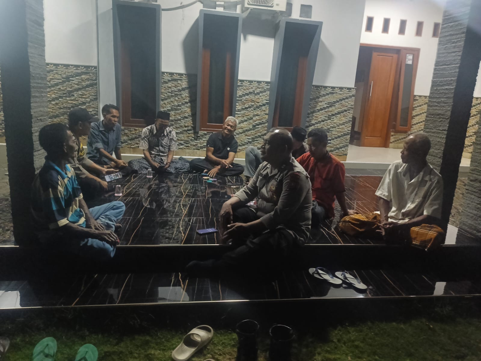 Jaga Kamtibmas, Anggota SPKT Polsek Jogoroto Gelar Patroli Mobiling  sambang Pemukiman Serta Jagongan Kamtibmas Dengan Warga Masyarakat