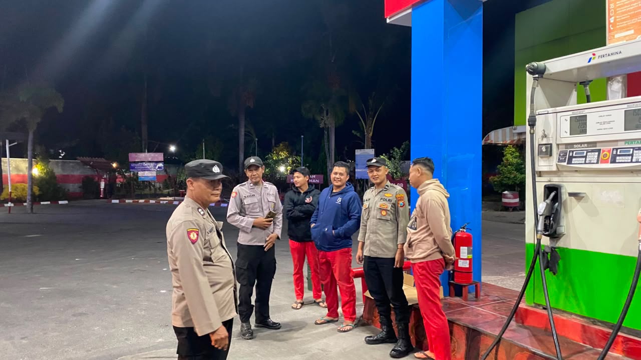 Patroli Harkamtibmas Polsek Ngoro di SPBU Ngoro Cegah Kejahatan