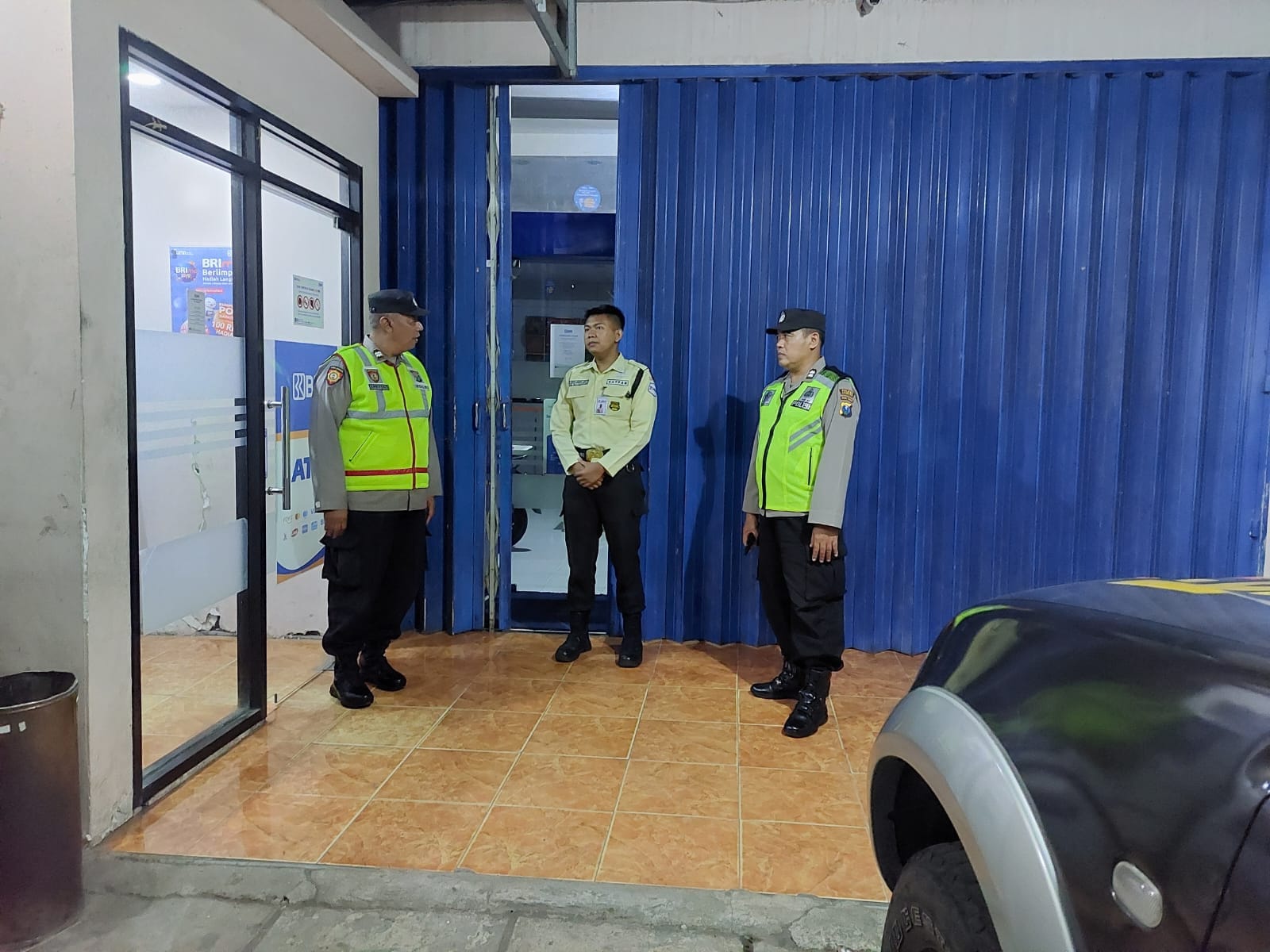Anggota Polsek Megaluh  Berpatroli ke Bank Bri antisipasi terjadinya krininalitas di objek vital perbankan