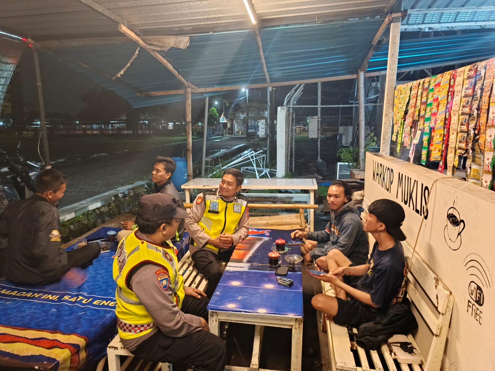 Patroli Harkamtibmas Anggota SPKT Polsek Jogoroto Jagongan Kamtibmas Bersama Warga Masyarakat Yang Berada Di Warung Kopi Desa Jogoroto