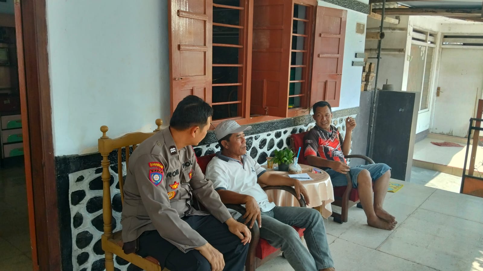 Patroli Harkamtibmas Personil Polsek Ngoro Dialogis dengan Warga