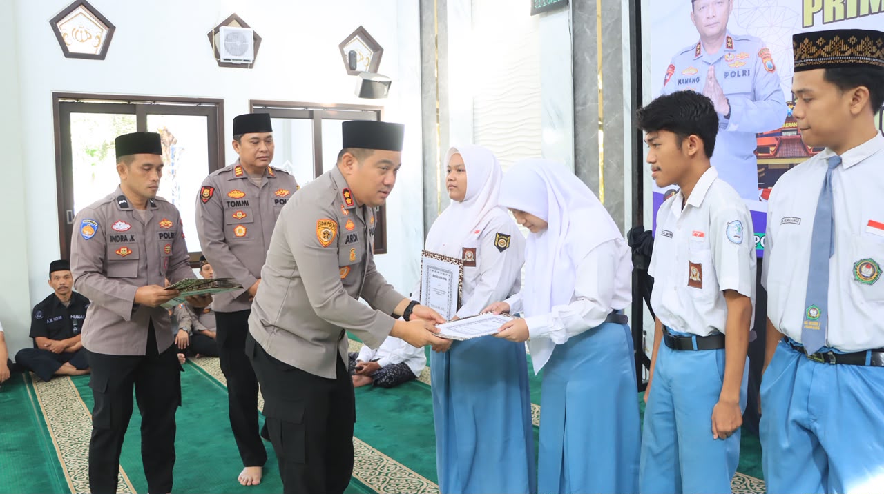 Wujud Kepedulian, Kapolres Jombang Serahkan Beasiswa kepada Putra-Putri Pegawai Negeri Pada Polri Berprestasi