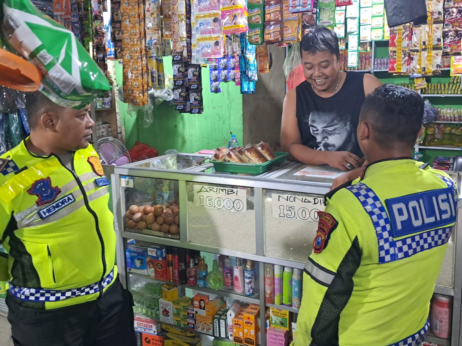 Anggota Polsek Mojoagung Polres Jombang Polda Jatim melaksanakan giat patroli di warung Madura Desa Betek Kecamatan Mojoagung Kab. Jombang