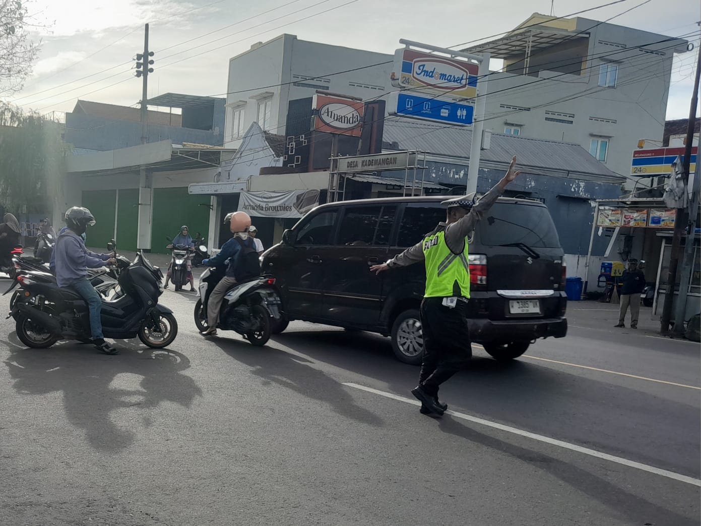 Anggota Polsek Mojoagung Polres Jombang Polda Jatim melaksanakan giat rutin kring pagi, sebagai bentuk kehadiran Polri dalam melayani masyarakat serta memberikan rasa aman dan nyaman kepada warga masyarakat. 