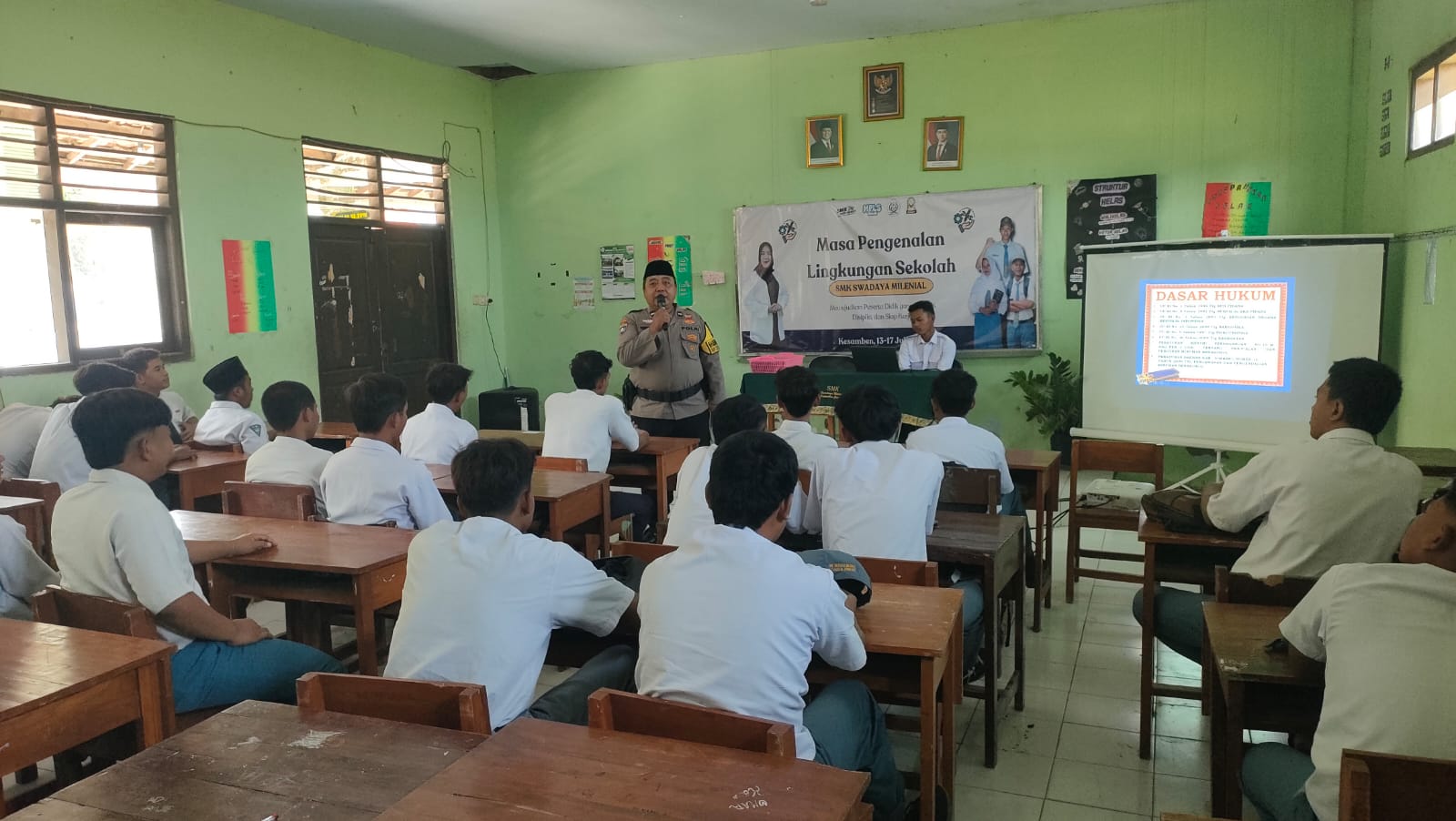 Sinergi Polri dan Sekolah, Bhabinkamtibmas Desa Kesamben Hadir Sebagai Pemateri MPLS SMK Swadaya Milenial
