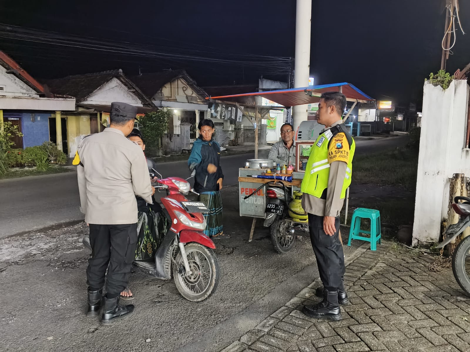 Patroli Harkamtibmas Anggota Polsek Jogoroto Memberi Himbauan Keselamatan Berlalu-lintas kepada Masyarakat