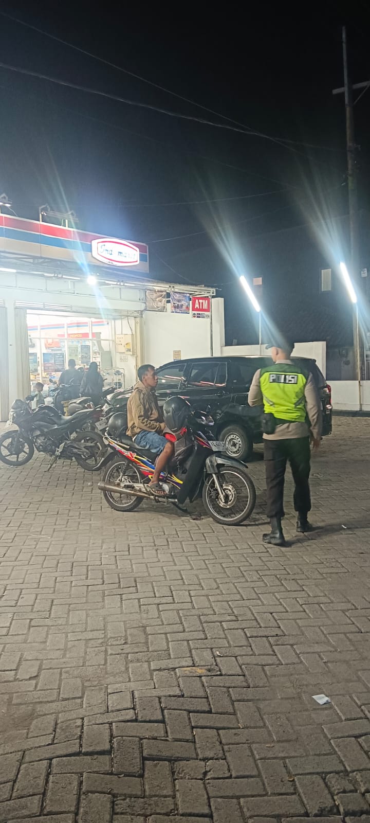 Polsek Kudu Patroli Beri Himbauan Kewaspadaan Curanmor Pada Area Pertokoan
