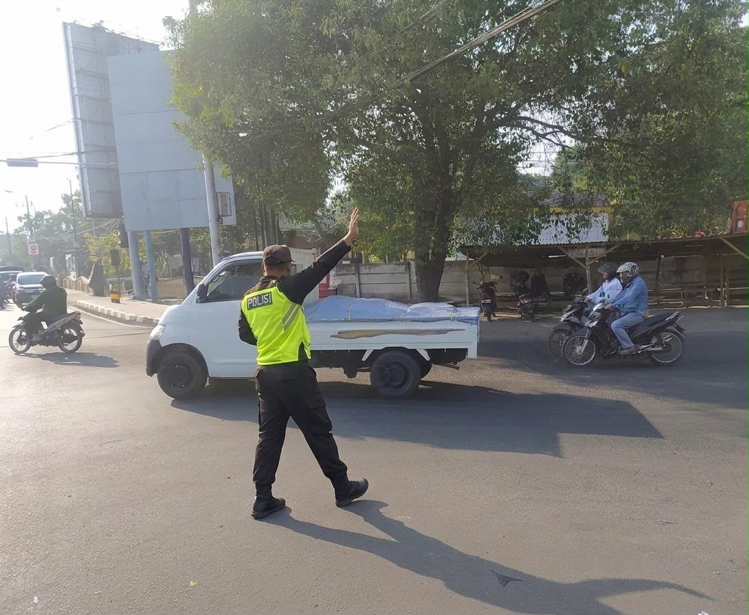 nggota Polsek Mojoagung Polres Jombang Polda Jatim melaksanakan giat kring pagi di simpul jalan Kecamatan Mojoagung Kab. Jombang